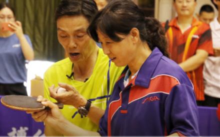 (陸元盛)不會(huì)拋球不會(huì)造旋轉(zhuǎn)，陸元盛教“乒乓小白”最基礎(chǔ)發(fā)球練習(xí)方法