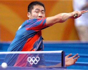 談?wù)智皼_弧圈球拉下旋球時的兩種拉法