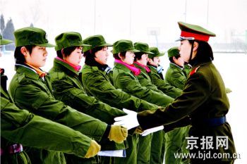 沒有體壇明星只是普通一兵國乒軍訓一絲不茍(圖)