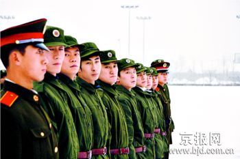 沒有體壇明星只是普通一兵 國乒軍訓一絲不茍(圖)