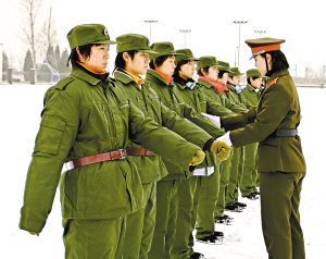 中國國手雪地軍訓(xùn)迎奧運(yùn) 王勵(lì)勤成最不守紀(jì)律學(xué)員