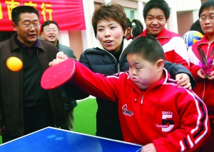 鄧亞萍現(xiàn)身來寧獻(xiàn)愛心 幫組智障兒童完成奧運夢想