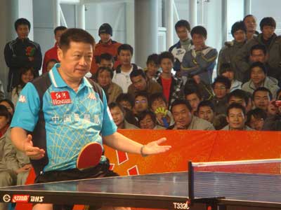 國乒傳奇花式乒球令人驚嘆 蹦上球臺左右開弓(圖)