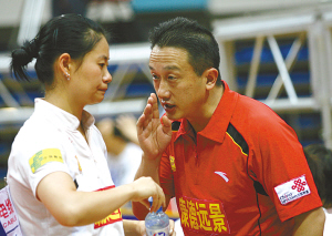 重慶崽兒再扛康德沖超旗 多角度領(lǐng)略川女乒主帥風(fēng)采