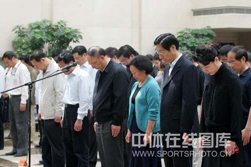 各國家隊舉行集體默哀 遙寄哀思花游姐妹痛哭(圖)