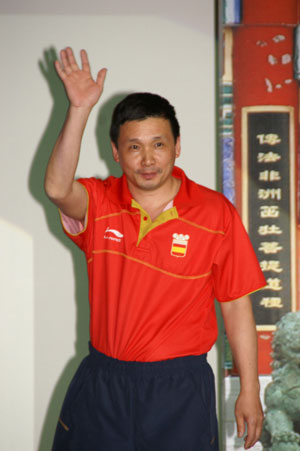 西班牙公布奧運隊服 45歲前國乒名將客串模特(圖)