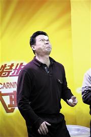 乒球名宿玩轉花式乒乓 陳新華變身新華山莊莊主