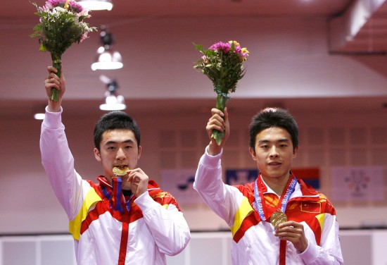 圖文-大運會乒乓球10日賽況 崔慶磊/李洋展示金牌