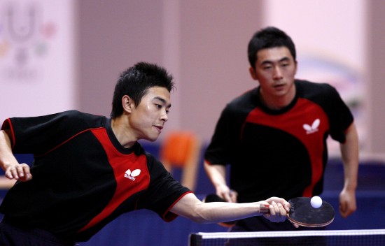圖文-大運會乒乓球10日賽況 崔慶磊/李洋嫻熟配合