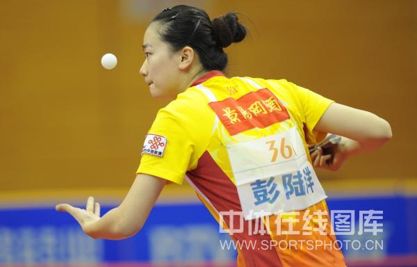 圖文-[乒超第15輪]山東3-2北京 彭陸洋準備發球