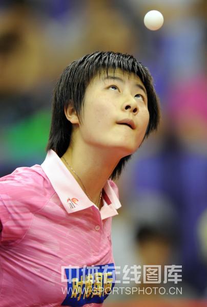 圖文-[乒超第15輪]山東2-3北京 丁寧等待小球