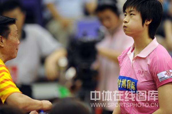 圖文-[乒超第15輪]山東3-2北京 教練員面授機宜