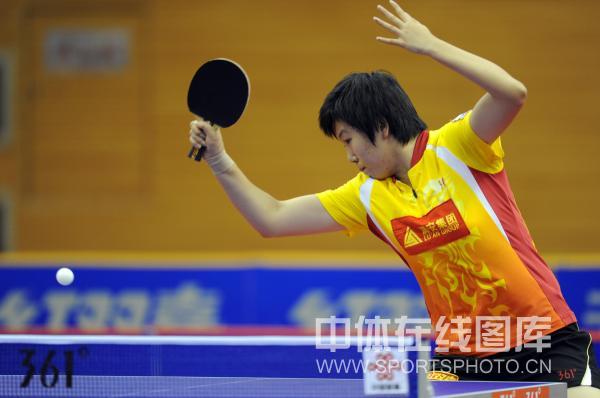 圖文-[乒超第15輪]山東3-2北京 李曉霞大力回球