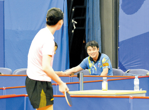 “乒乓情侶”已不再避嫌 王皓彭陸洋球場送秋波(圖)