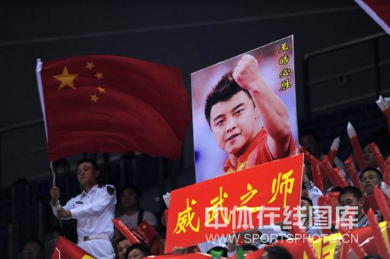 圖文-全運會乒球男單王皓奪冠 官兵現場加油助威