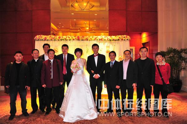 圖文-張怡寧婚禮新照片曝光 亭亭玉立輕挽新郎臂彎