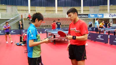 圖文-世界杯團體賽抽簽儀式花絮 陳玘與郭躍交流