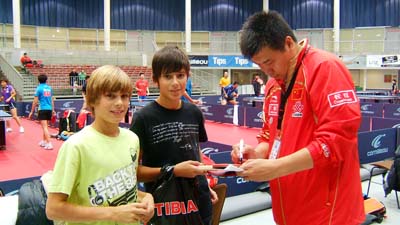 圖文-世界杯團體賽抽簽儀式花絮 為當地小球迷前面