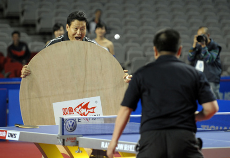 乒壇名宿花式表演：球拍大如桌面 將軍肚回球(圖),花式表演