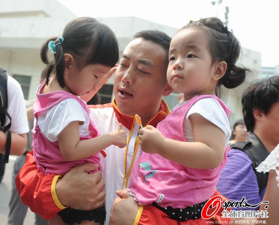 國乒開赴利茲送行陣容龐大&nbsp;管弦樂隊現場吹奏