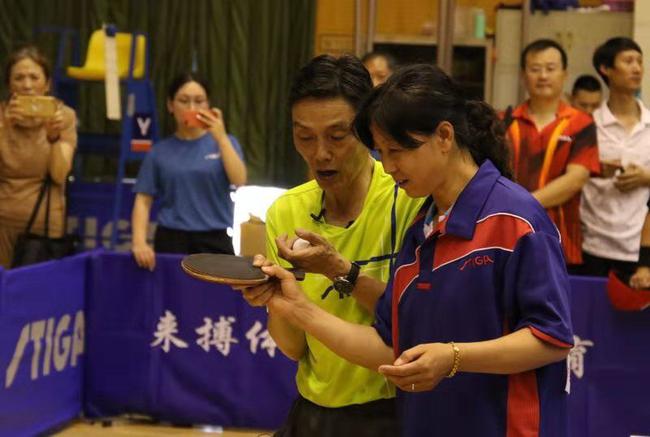陸元盛現(xiàn)身乒乓球全國巡回賽 為球迷答疑解惑