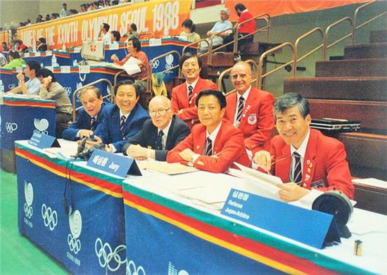 圖說：1988年，乒乓首次進入奧運會，程嘉炎（前排右2）擔任仲裁委員 紅雙喜供圖