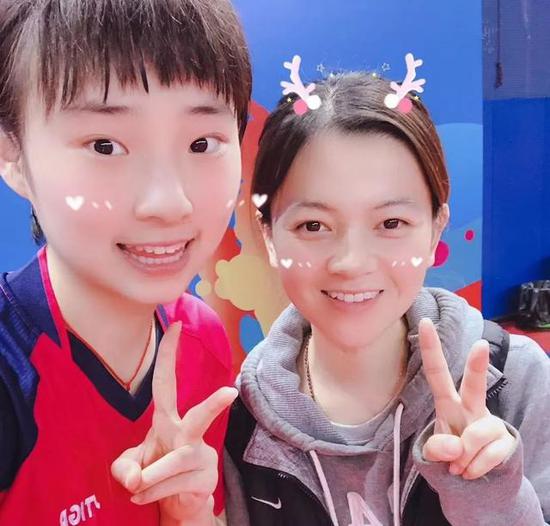 王曉彤與教練合影