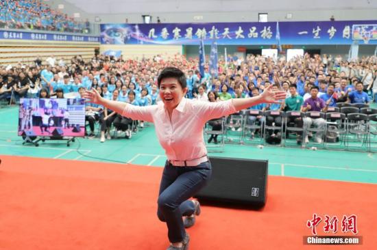 鄧亞萍為大學(xué)生講授開(kāi)學(xué)第一課：堅(jiān)持自己的路