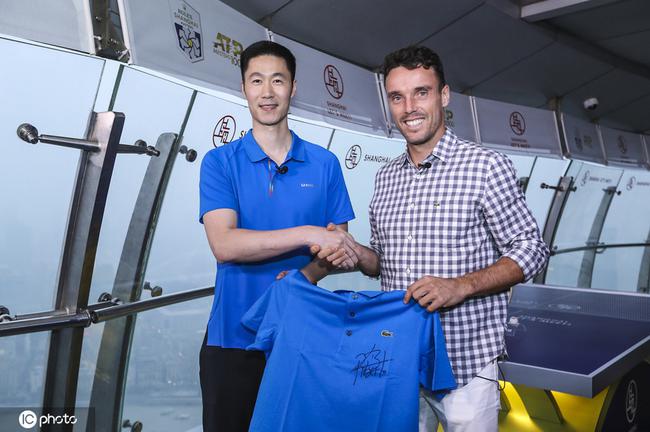 王勵勤與阿古特“云中”乒乓對決 贊對方天賦佳