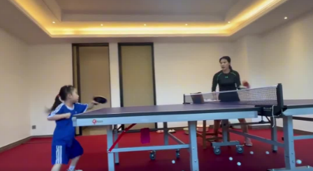 王楠女兒刻苦訓練乒乓球，臺上一分鐘，臺下十年功 