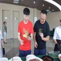 國乒體驗包粽子，隊員們都喜歡什么口味的？| 明星大調查 