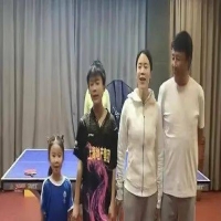 王楠女兒激怒教練，被罰站球臺(tái)欲哭，老爸心疼不已 