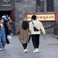 馬龍攜愛妻逛影城，許昕享受親子時(shí)光，王皓寵妻帶娃花樣多