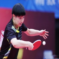 乒乓球橫板反手教學(xué) 握拍方法 橫板反手的握拍至關(guān)重要，直接影響后續(xù)技術(shù)發(fā)揮。以右手持拍為例，首先將球拍置于手掌心，中指、無名指和小指自然彎曲，輕握拍柄，如同握住一支筆，但力度要適中，既不能過松導(dǎo)致球拍晃動(dòng)，也不能過緊影響手腕靈活性。拇指自然伸直，貼于球拍左側(cè)寬面上，食指則斜搭在右側(cè)寬面上，形成一個(gè)類似 “V” 字的形狀。這種握法能保證在反手擊球時(shí)，通過拇指和食指對(duì)拍面角度的微調(diào)，精準(zhǔn)控制擊球方向和力量。比如在反手快撥時(shí)，利用拇指的用力和食指的配合，能使拍面穩(wěn)定地前傾，準(zhǔn)確擊球；而在反手拉球時(shí)，又可通過調(diào)整