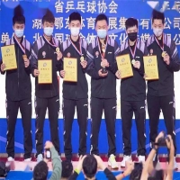 許昕全錦賽奪冠，領(lǐng)獎(jiǎng)臺(tái)一幕令人肅然起敬，樊振東懂了 