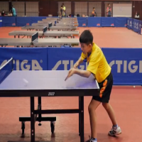 這是一個(gè)最常規(guī)的接發(fā)球前三板套路，但非常適合業(yè)余選手，實(shí)用！