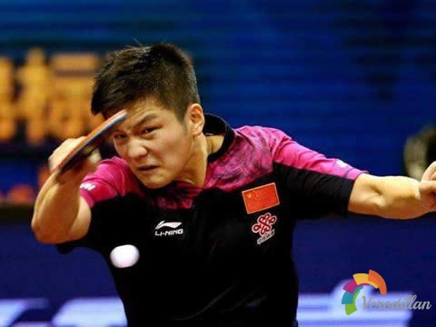 正膠正手擊打弧圈球,以柔克剛化解對方進(jìn)攻