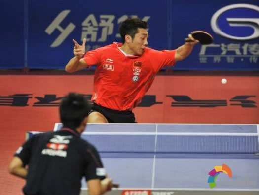 打乒乓球若何合理運(yùn)用肩部舉行拉球[動(dòng)作解說]