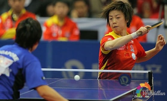 打摩式弧圈球手藝特點及動作要領