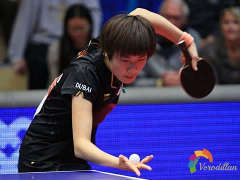 乒乓球向前拱,對照頂?shù)膫?cè)上旋球怎么發(fā)