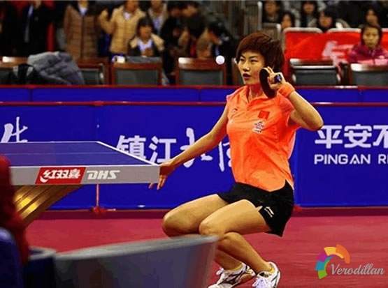 下蹲砍側上發球動作要領及技巧剖析