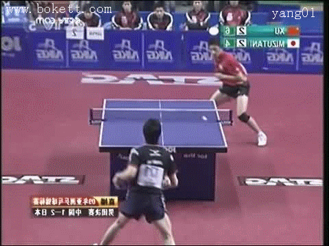 許昕發(fā)球后反手橫拉