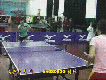 女球迷練習(xí)拉球（張怡寧當(dāng)陪練）