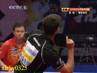 德國小將奧恰羅夫發(fā)球慢動(dòng)作示范