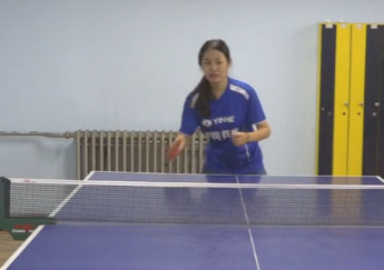 (美女教練)教你攻球轉(zhuǎn)體擊球與步法技巧