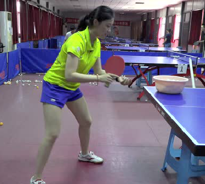 (美女教學(xué))下蹲砍式發(fā)球講解，發(fā)球動作迷惑性太大