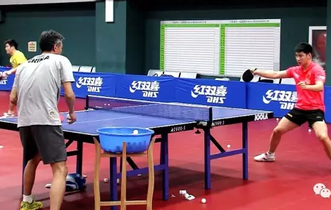 (國手示范）薛飛訓(xùn)練視頻，學(xué)習(xí)他招牌式直板橫打技術(shù)！