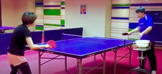 明晨教練現(xiàn)場(chǎng)指導(dǎo)萌妹子正手拉沖半出臺(tái)下旋球